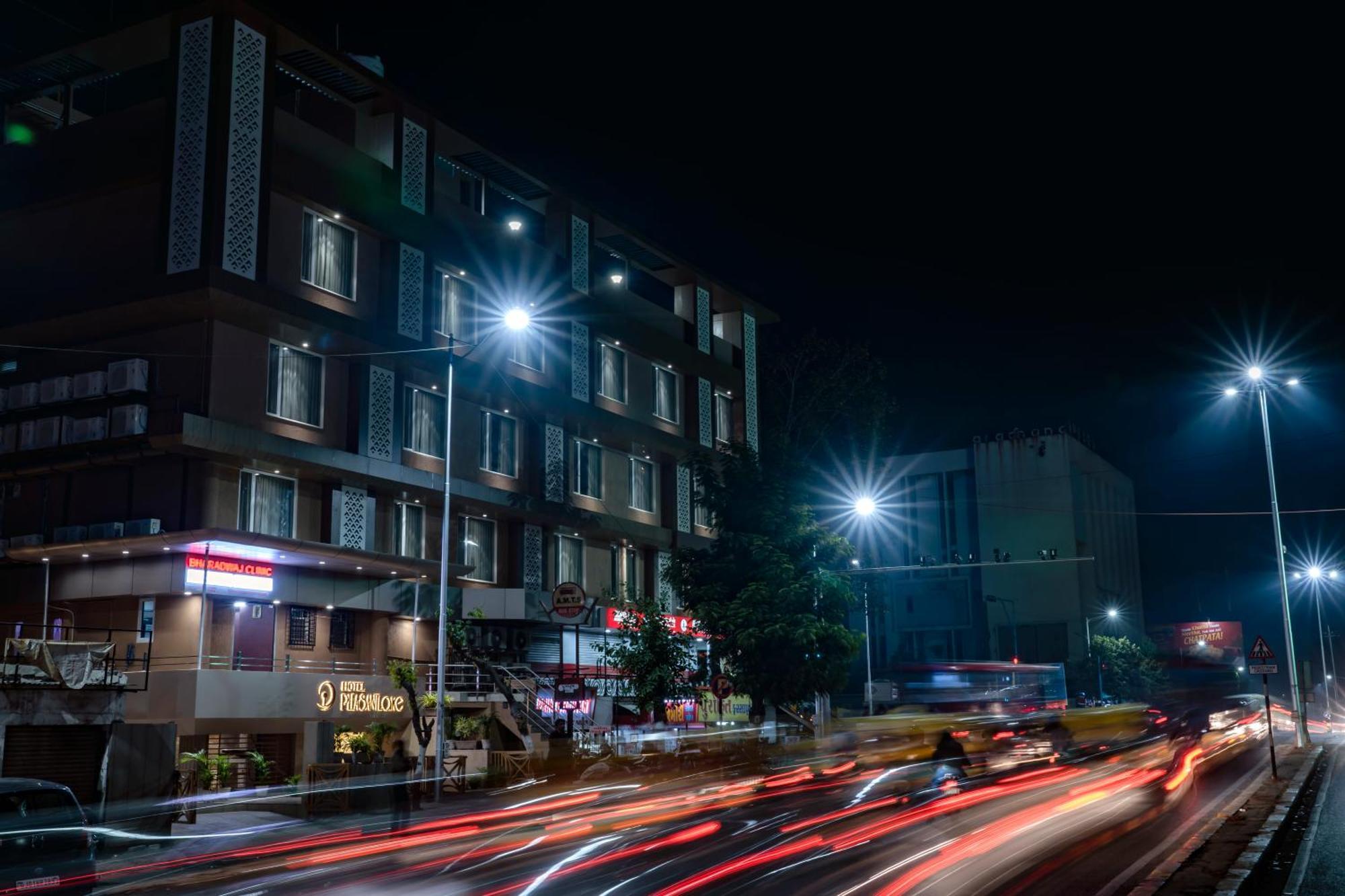 Hotel Pleasant Lake アーメダバード エクステリア 写真