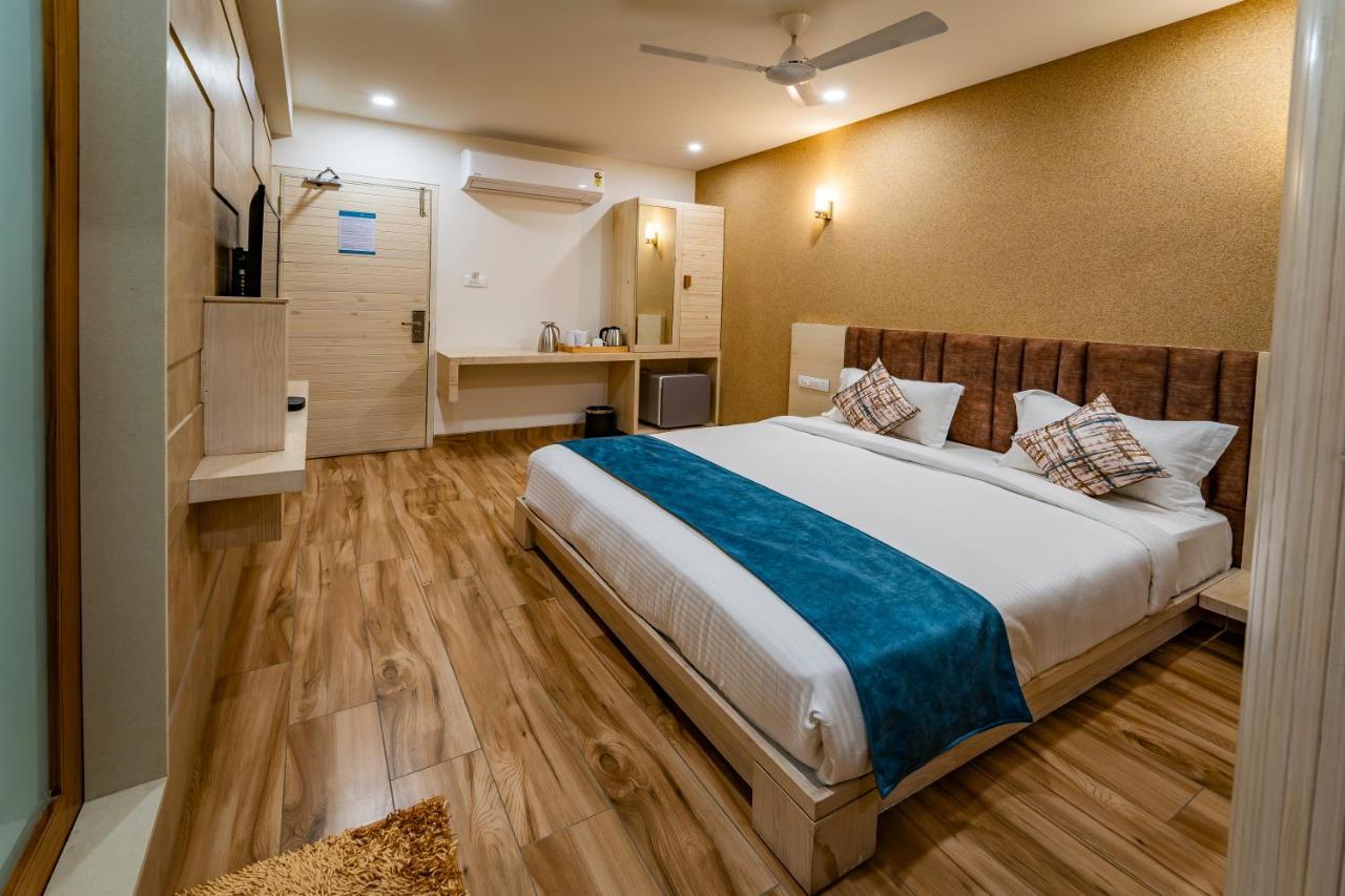 Hotel Pleasant Lake アーメダバード エクステリア 写真