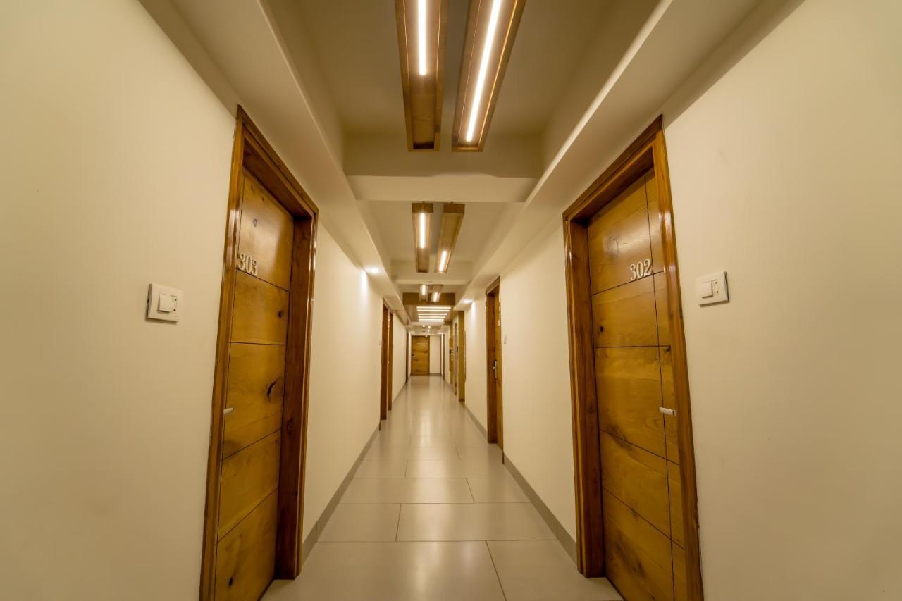 Hotel Pleasant Lake アーメダバード エクステリア 写真
