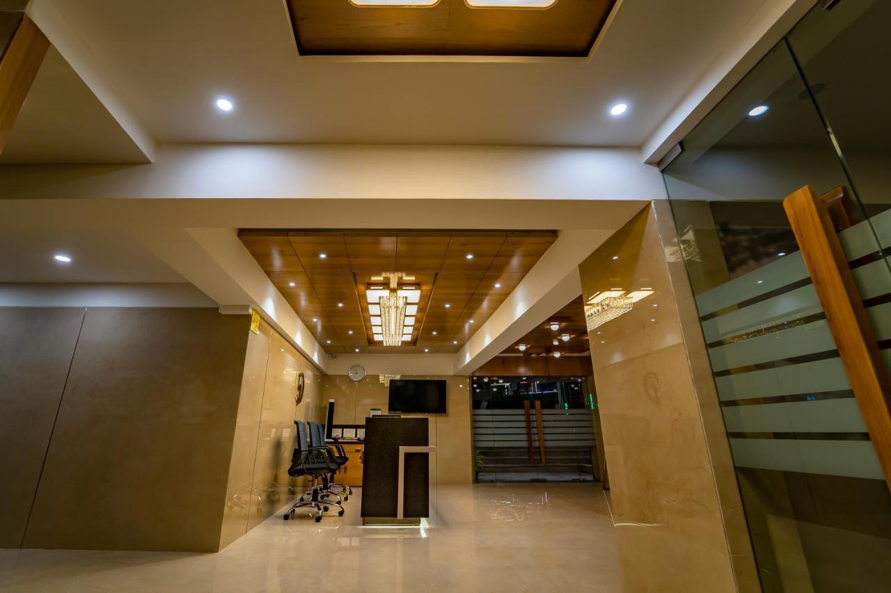 Hotel Pleasant Lake アーメダバード エクステリア 写真