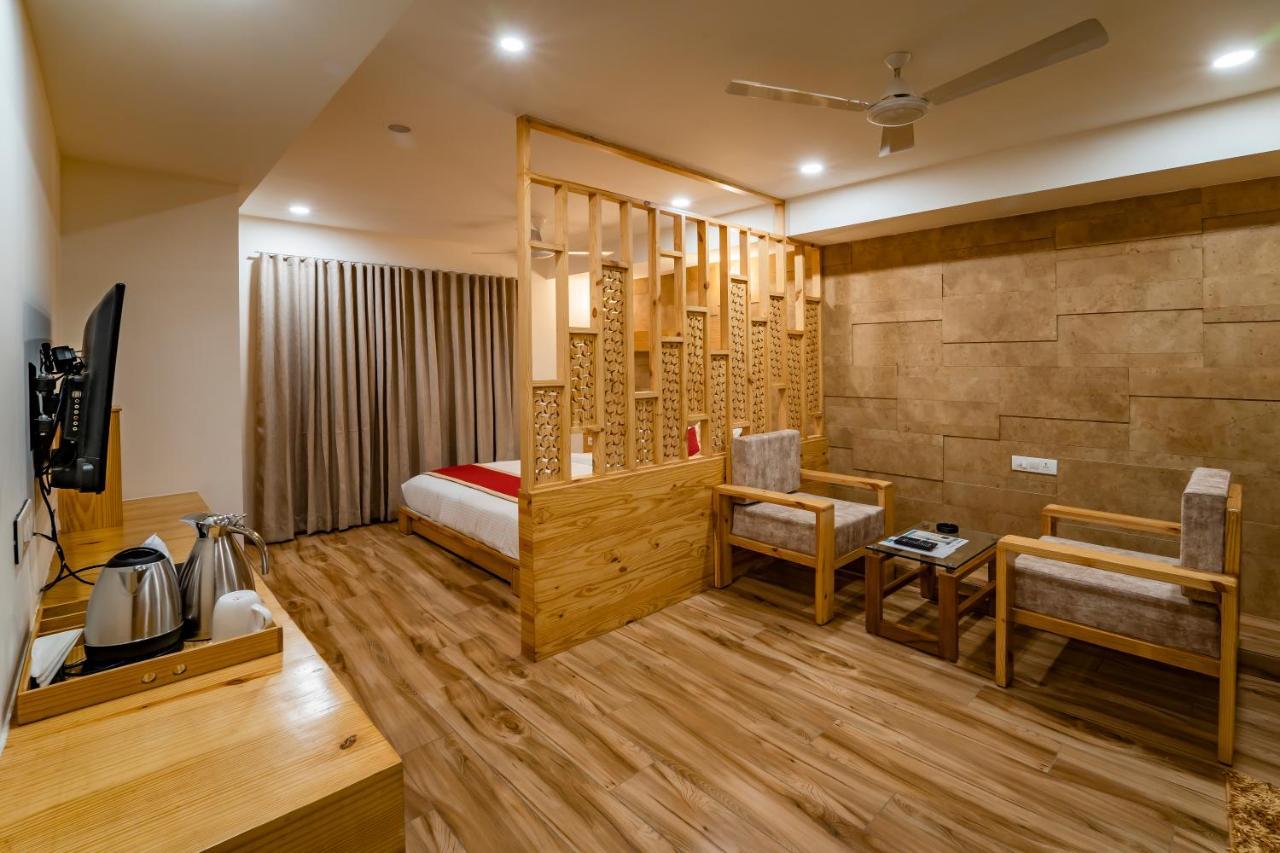 Hotel Pleasant Lake アーメダバード エクステリア 写真