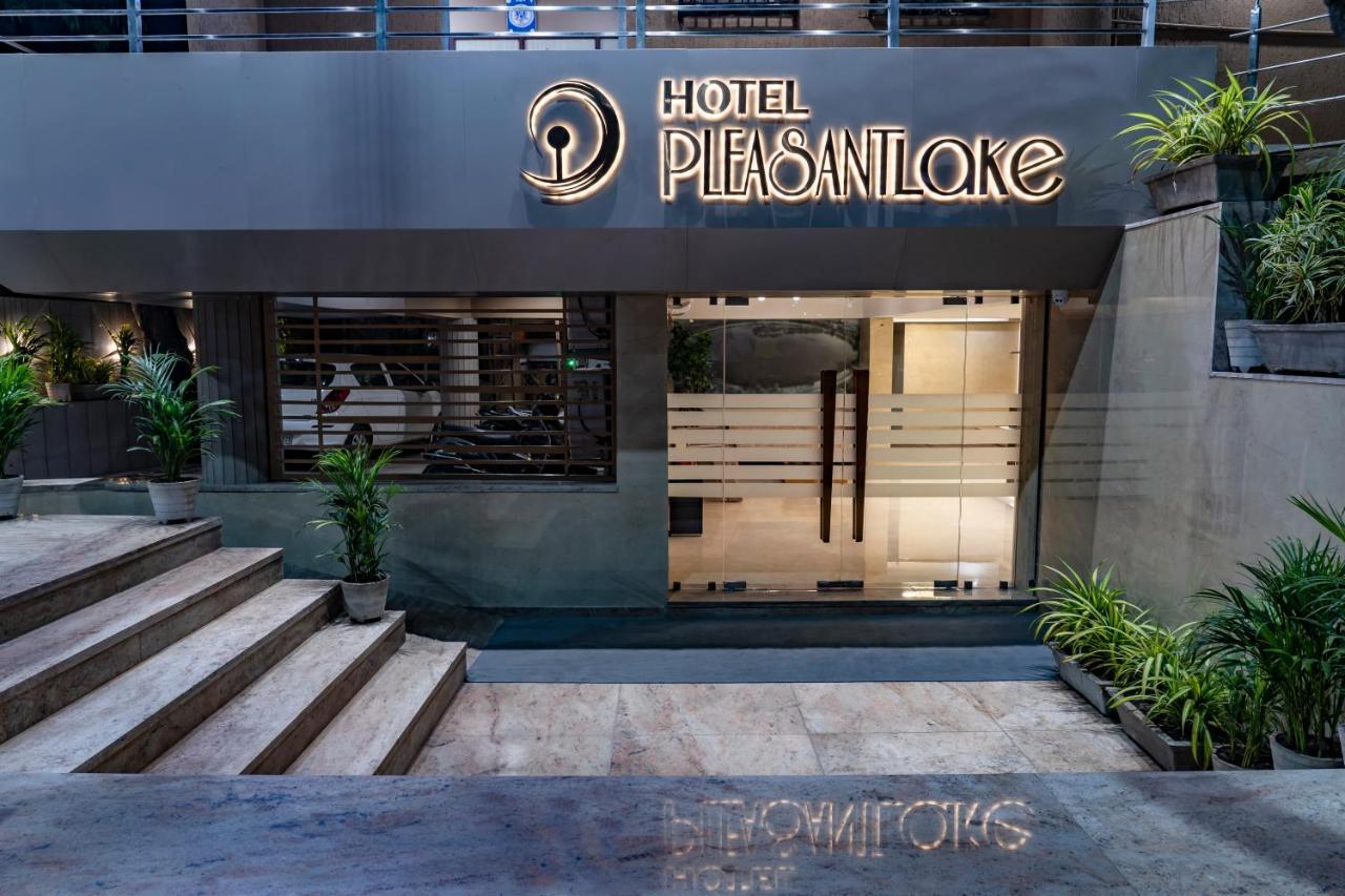 Hotel Pleasant Lake アーメダバード エクステリア 写真
