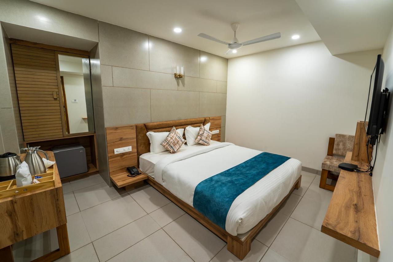 Hotel Pleasant Lake アーメダバード エクステリア 写真